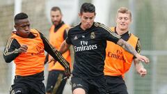 Vinicius y Kroos disputan un bal&oacute;n a James en el entrenamiento de ayer.