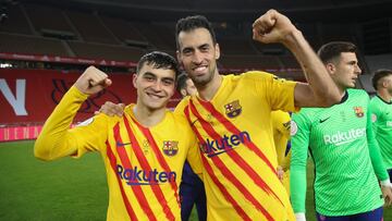 Pedrii y Busquets, tras ganar la final de la Copa del Rey en 2021.