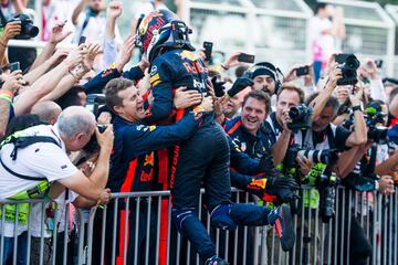 Daniel Ricciardo celebra la victoria en el GP de Azerbaiyán. 