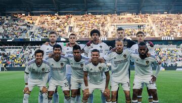 LA Galaxy sufrió una dolorosa derrota en su visita ante Columbus Crew, en un cotejo en donde Chicharito Hernández partió desde el banquillo de suplentes.