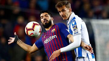 Diego Llorente, con Luis Su&aacute;rez durante el Barcelona-Real Sociedad donde se lesion&oacute;.