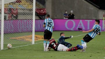 El equipo de Avellaneda tom&oacute; la delantera en Maracan&aacute; con un gol del defensor, que inici&oacute; la acci&oacute;n en fuera de juego y luego aprovech&oacute; el bal&oacute;n muerto.