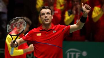 GRAF2835. MADRID, 20/11/2019.- El tenista español Roberto Bautista festeja su triunfo ante el croata Nikola Metkic, tras el partido de la segunda jornada de la fase de grupos de la Copa Davis, que se disputa este miércoles en la Caja Mágica de Madrid. EFE/JuanJo Martín