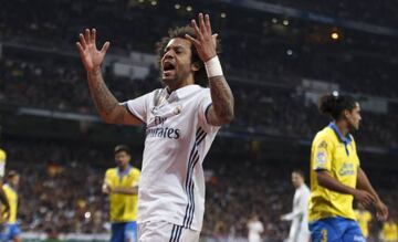 Marcelo anima a la grada durante el Real Madrid-Las Palmas.