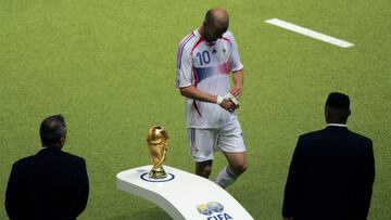 French midfielder Zinedine Zidane (C) walks past the World Cup trophy being guarded by security as he leaves the pitch after getting a red card for head-butting Italian defender Marco Materazzi during the World Cup 2006 final football match between Italy and France at Berlin&#039;s Olympic Stadium, 09 July 2006.  Italy won 5-4 in a penalty shootout after the teams finished in extra time 1-1.      AFP PHOTO / ROBERTO SCHMIDT  
 09/07/06  MUNDIAL ALEMANIA 2006 
 ITALIA - FRANCIA
 CABEZAZO EXPULSION DE ZIDANE A MATERAZZI  TARJETA ROJA
 PUBLICADA 14/07/06 NA MA40 1COL
