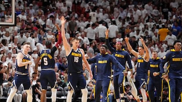 Jokic y los Nuggets, euf車ricos en Miami. Est芍n a un paso del anillo de campeones.