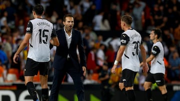 21/09/24 PARTIDO PRIMERA DIVISION
VALENCIA - GIRONA
BARAJA AL TERMINO DEL PARTIDO ALEGRIA FELICITANDO A SUS JUGADORES