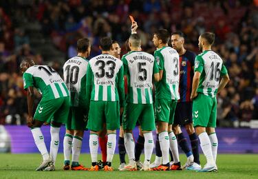 El árbitro, Del Cerro Grande, muestra la cartulina roja (dobel amarilla) a Edgar González en el minuto 32 de partido.