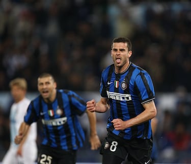 Tras una gran campaña en Génova, el Inter fichó al mediocentro para apuntalar una plantilla que había ganado la Serie A los últimos 3 años, pero que no lograba trasladar el éxito a Europa. En su primer año en Milán el Inter consiguió el Triplete (Serie A, Coppa y Champions League) con Mourinho en el banquillo y Motta siendo fijo en el once de técnico portugués.