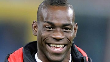 Toilet humour! Balotelli presented with bidet by Italian comics