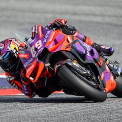 Pole supersónica de Martinator y primera fila de Márquez