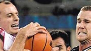 <b>CORAJE. </b>Carlos Jiménez disputa un balón a Tony Rampton.