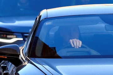 El príncipe Guillermo acudiendo en coche a visitar a Kate Middleton al hospital.