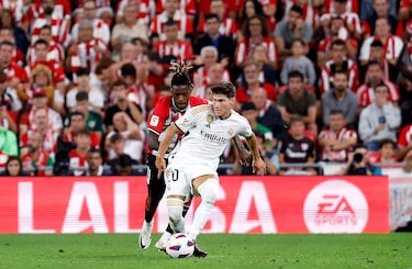 Fran García ante Nico Williams en un momento del partido.