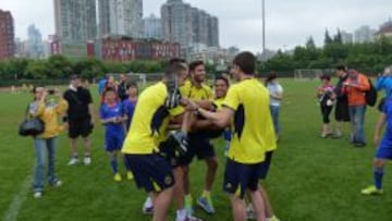 Fue manteado por sus compañeros del Villarreal en Shangai, donde están realizando una gira asiática.