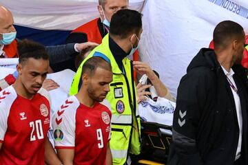 El jugador dan¨¦s, ya consciente, es retirado en camilla para ser trasladado al hospital.