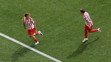 SEATTLE, WASHINGTON - JUNE 19: Pablo Barrios #8 of Atletico De Madrid celebrates scoring his team's third goal with Giuliano Simeone #22 during the FIFA Club World Cup 2025 group B match between Seattle Sounders FC and Club Atletico de Madrid at Lumen Field on June 19, 2025 in Seattle, Washington. Ezra Shaw/Getty Images/AFP (Photo by EZRA SHAW / GETTY IMAGES NORTH AMERICA / Getty Images via AFP)