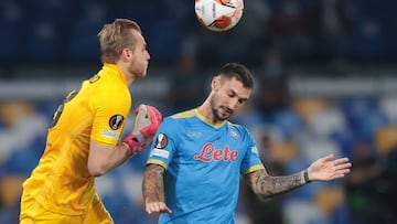30 September 2021, Italy, Naples: Napoli's Matteo Politano (R) and Spartak goalkeeper Aleksandr Maksimenko battle for the ball during the UEFA Europa League soccer match between SSC Napoli and FC Spartak Moscow at Diego Armando Maradona stadium. Phot