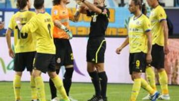 <b>DELGADO FERREIRO LA ARMÓ EN LA ROSALEDA. </b>Cristian Álvarez protesta a viva voz la errónea decisión del árbitro ante el Málaga: un penalti por ojos de Romaric.