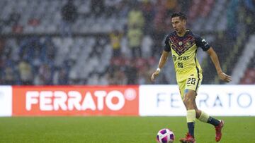 Mauro Lainez durante un partido con el América