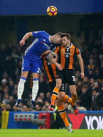 El joven centrocampista del Hull City se retira definitivamente de los terrenos de juego tras el cabezazo fortuito con Cahill ante el Chelsea en 2017 que le provocó una lesión de gravedad en el cráneo.