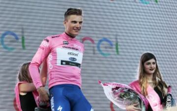 Marcel Kittel consigue la victoria y la maglia rosa.