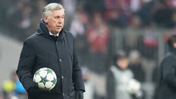 MCH01. MÚNICH (ALEMANIA), 06/12/2016.- El entrenador de Bayern Munich, Carlo Ancelotti, observa las acciones ante Atlético Madrid hoy, 6 de diciembre de 2016, durante un partido de la fase de grupos de la Liga de Campeones en el estadio Allianz Arena de Múnich. EFE/MATTHIAS BALK