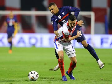 Kylian Mbappe y Filip Uremovic.