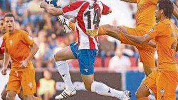 <b>PUGNA. </b>El rojiblanco Chechu lucha por un balón rodeado de tres futbolistas del Alicante en un lance del partido de ayer.