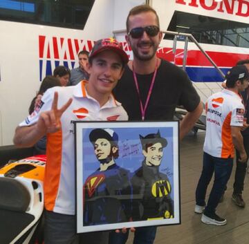 El graffitero italiano TVBoy visitó a Marc Márquez en el paddock de Montmeló ahora que se disputa el GP de Cataluña. Allí le mostró su última obra: BatMarc VS SuperVale. En la que el piloto español y Valentino Rossi están inmortalizados como superhéroes.