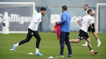 Funes dirigiendo el entrenamiento. A su lado, Anto&ntilde;&iacute;n.