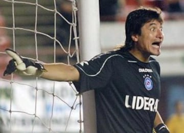 En su segunda experiencia en el extranjero, 'Loco' Peric coincidió con Claudio Borghi en Argentinos Juniors. El portero fue considerado por el 'Bichi', y formó parte del plantel que ganó el Clausura 2009-10.