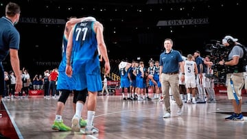 Doncic, desconsolado, con las selecciones de Eslovenia y Francia al fondo.