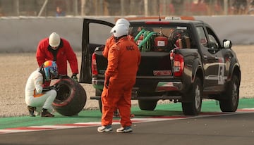 La rueda trasera derecha del McLaren de Fernando Alonso se salió, lo que provocó la bandera roja en pista.