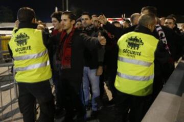 La policía se emplea a fondo en los registros y controles de seguridad fuera del estadio "Allianz Riviera" en Niza, antes del partido Niza - Lyon