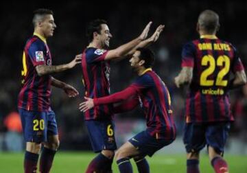 Xavi celebra con sus compañeros el 4-1.