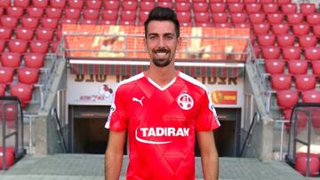 Isaac Cuenca, posando con la camiseta de su nuevo club.