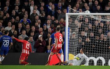Savic en propia puerta materializó el empate del Chelsea. 1-1.