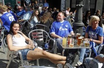 18/03/14 AMBIENTE  Seguidores del alemanes  disfrustando de un día soleado en las calles de  Madrid antes del partido de Champions League entre el Schalke 04 y el Real Madrid 