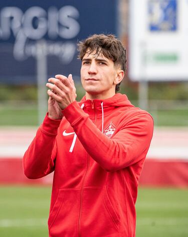 Desde el campo hasta la alfombra roja: presenta el Adrian Luke Movistar Plus