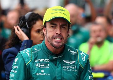 Fernando Alonso celebró su segunda plaza en el podio del Gran Premio de Canadá con todo el equipo de Aston Martin, después de una dura batalla con Lewis Hamilton en la que salió ganador.