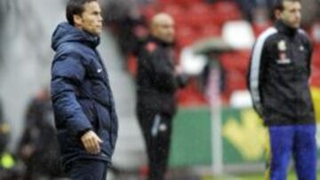 El entrenador del Levante Rubi durante el partido ante el Sporting.