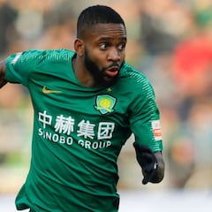 El Barcelona contacta con Bakambú para suplir a Agüero