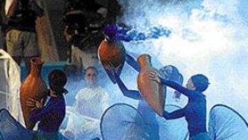 <b>adiós a unos mundiales de récord.</b> Els Comediants reapareció en la despedida de un Mundial histórico. Barcelona 2003 deparó 14 récords mundiales, más que ningún otro Campeonato. Y eso, en la piscina ozonificada y cuestionada del Sant Jordi. La próxima cita, en Montreal 2005.