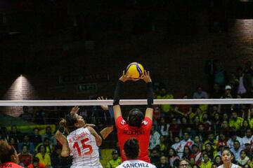 La Selección Colombia de voleibol detonó alegría en el Coliseo El Salitre al ganarle a Perú 3-0. El país sueña con un cupo a Tokio que se define contra Argentina.