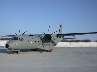 Desarrollado por CASA en los años 90, es un avión de transporte táctico medio que realiza misiones de transporte, evacuación médica y patrullaje marítimo. España adquirió este modelo en 2001, y recientemente ha encargado 10 unidades adicionales para reemplazar a los CN-235 en misiones de vigilancia.