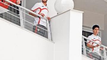 <b>MIRANDO AL MAR. </b>Iraizoz, Gurpegi e Iraola observan el Atlántico desde las terrazas de su hotel de concentración.