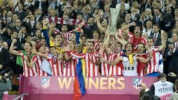 CAMPEONES. Los jugadores rojiblancos levantando su segunda Europa League.