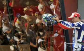 El español Jorge Lorenzo, celebra su victoria en el Gran Premio de Cataluña en el circuito de Montmeló.