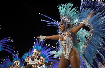 Estos días la ciudad brasileña se viste de gala para disfrutar del Carnaval 2023. Bailes, desfiles, samba... llenan de color la ciudad ciudad costera de Brasil, famosa por sus playas de Copacabana e Ipanema, la estatua del Cristo Redentor sobre el cerro del Corcovado y el morro Pan de Azúcar.